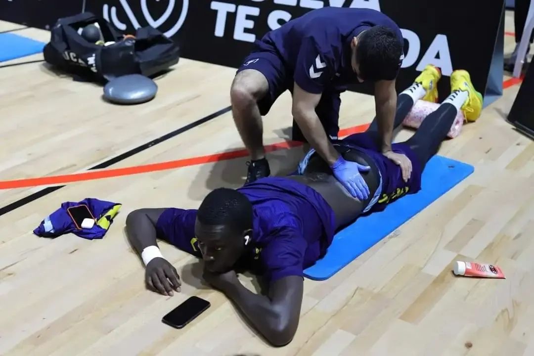 Séance de renforcement avec haltères en salle de rééducation