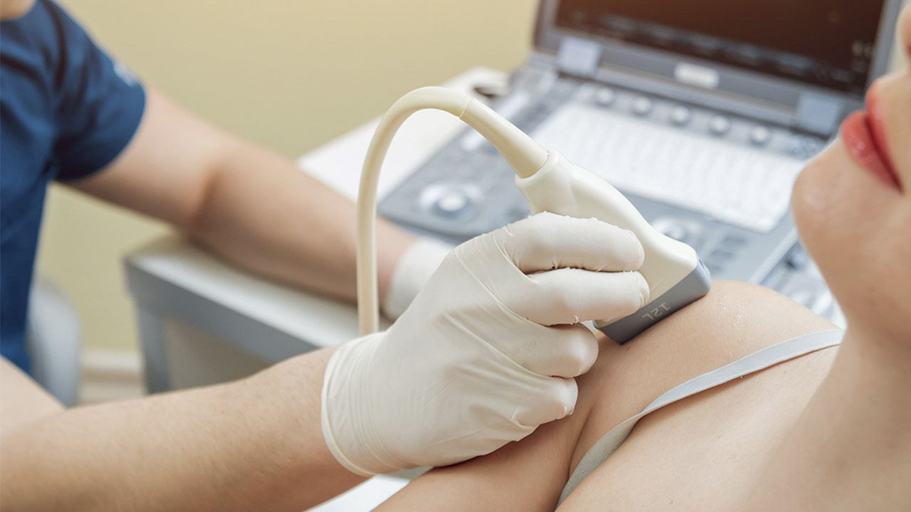 Gros plan sur les mains d'un thérapeute pendant un examen