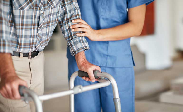Soignant accompagnant une personne allongée à son domicile